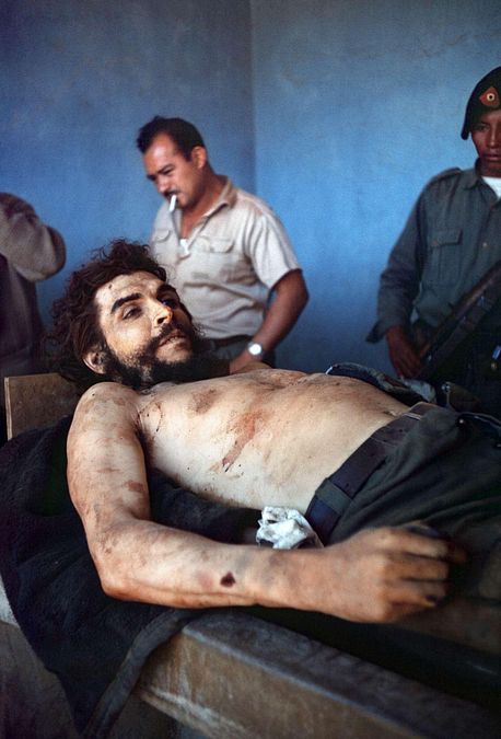 © -afp  | Il 10 ottobre 1967, una ventina di giornalisti e quattro fotografi arrivarono su un aereo militare nel remoto villaggio boliviano di Villagrande. Dovevano essere i testimoni della morte di Ernesto Guevara, e pochi giorni dopo la fotografia del cadavere del Che divenne pubblica. 