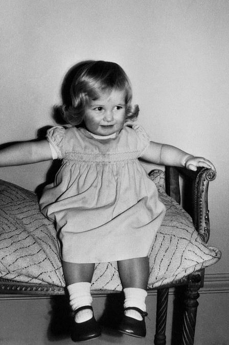 © ipa  | Diana nacque nel tardo pomeriggio del 1º luglio 1961 a Sandringham, nel Norfolk, quarta dei cinque figli del Visconte e della Viscontessa Althorp (nata Frances Roche, poi Shand Kydd).