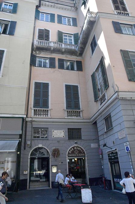 © ansa  | Primo sì in Parlamento per il riconoscimento dell'Inno di Mameli quale Inno ufficiale della Repubblica. E' infatti stata approvata in Commissione Affari costituzionali della Camera la proposta di legge del Pd, non senza una inaspettata polemica, vista la contestazione in chiave anti-risorgimentale di Gianluigi Gigli, cattolico e presidente del Movimento per la Vita, che ha provocatoriamente proposto di sostituire la "marcetta di terz'ordine" con "'O Sole mio".