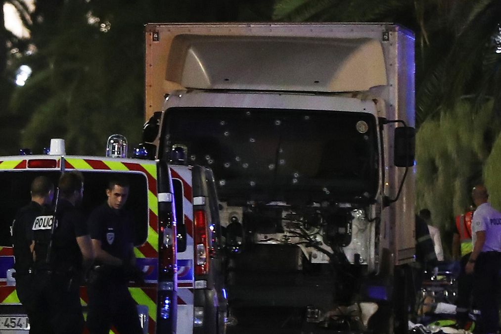 © -afp  | La folle corsa sulla Promenade des Anglais viene fermata grazie all'intervento di un uomo e due poliziotti che riescono a sparare all'uomo alla guida del Tir
