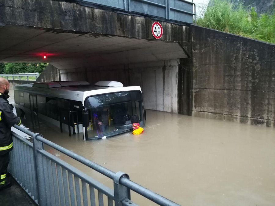 © tgcom24  | Autobus bloccato nel sottopasso allagato a Primolano