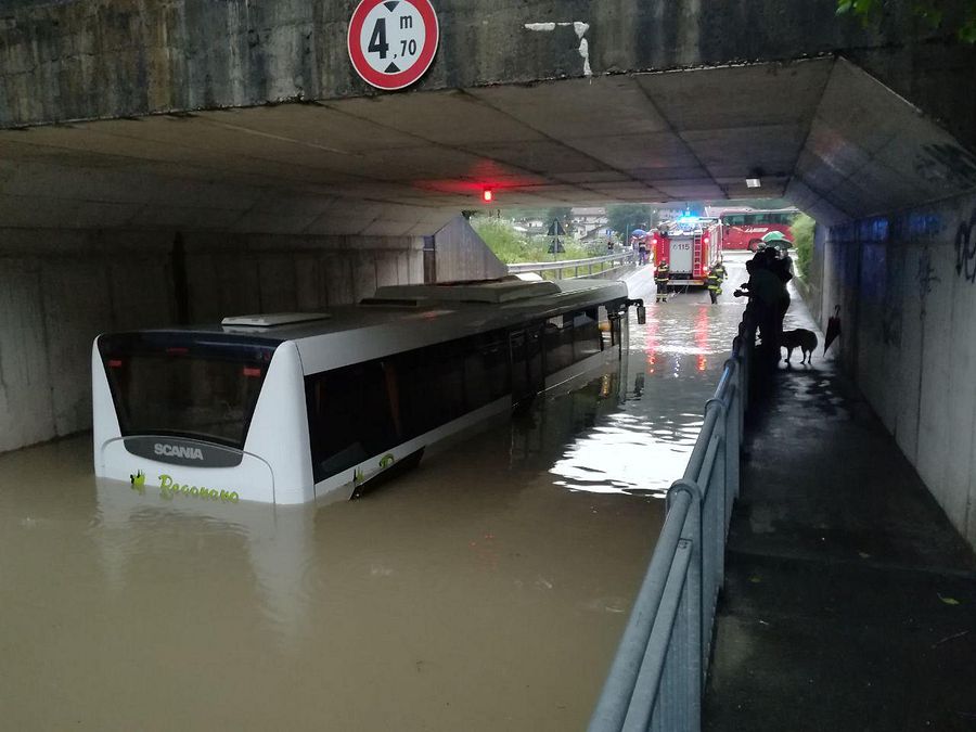 © tgcom24  | Autobus bloccato nel sottopasso allagato a Primolano