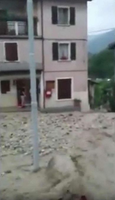© tgcom24  | Autobus bloccato nel sottopasso allagato a Primolano