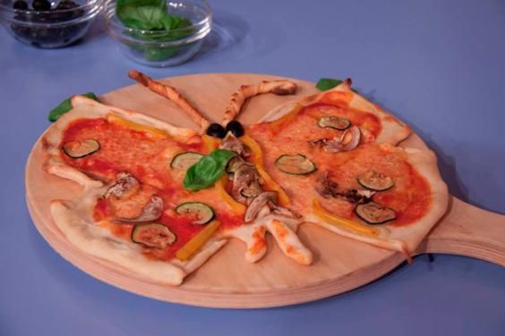 © ufficio-stampa  | Pizza farfalla - Delicata e deliziosa, questa pizza a forma di farfalla da il senso di leggerezza e raffinatezza.

