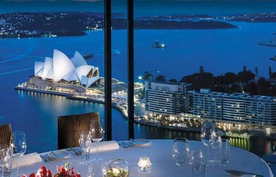 © ufficio-stampa  | Ithaa (Maldive) - Ipnotico, il ristorante Ithaa è costruito sotto il mare cristallino delle Maldive e offre un’ambientazione da favola. Niente di più spettacolare.

