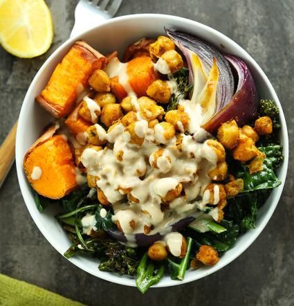 © ufficio-stampa  | Un piatto unico pieno di vitamine e proteine realizzato con ceci, zucca, spinaci in foglia e l’immancabile cipolla rossa.