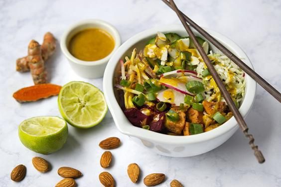 © ufficio-stampa  | Un piatto unico pieno di vitamine e proteine realizzato con ceci, zucca, spinaci in foglia e l’immancabile cipolla rossa.