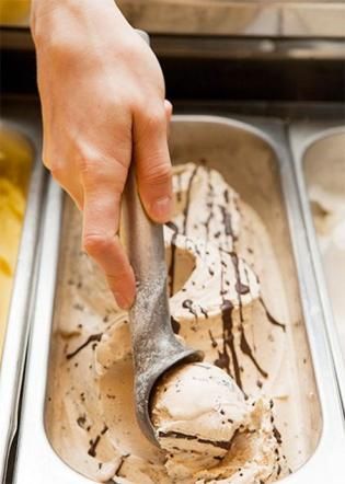 © ufficio-stampa  | Gelato al gusto di Guinness Extra Stout con vortici di cioccolato - In un unico gusto si abbina la bontà del cioccolato al gusto unico di una vera birra irlandese.