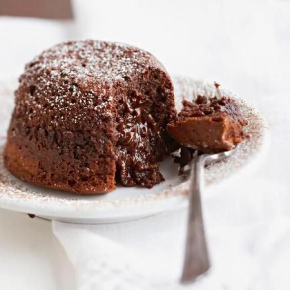 © tgcom24  | Tortino di cioccolato con ripieno morbido - Il vostro partner non potrà che rimanere estasiato dal ripieno di caldo cioccolato che si tuffa sul piatto.

