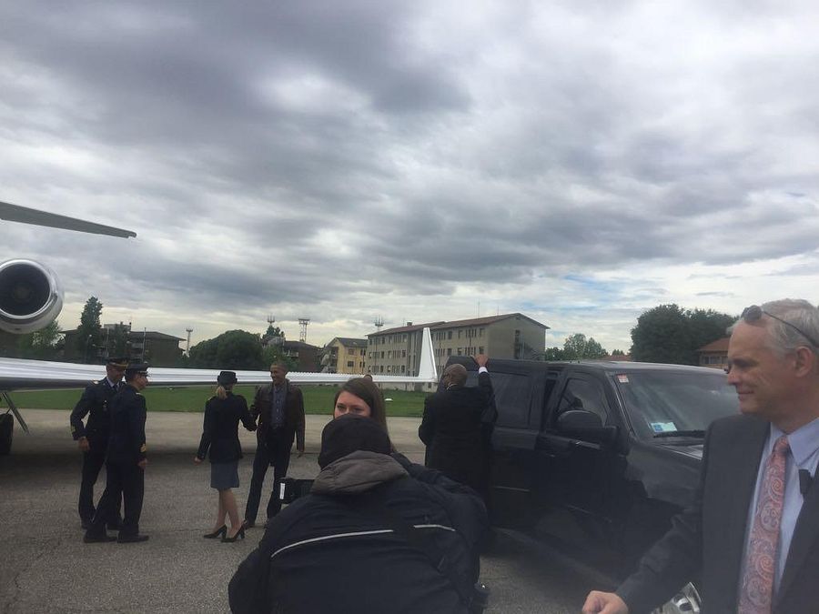 © ansa  | L'ex presidente degli Stati Uniti, Barack Obama, al suo arrivo all'aeroporto militare di Linate, a Milano