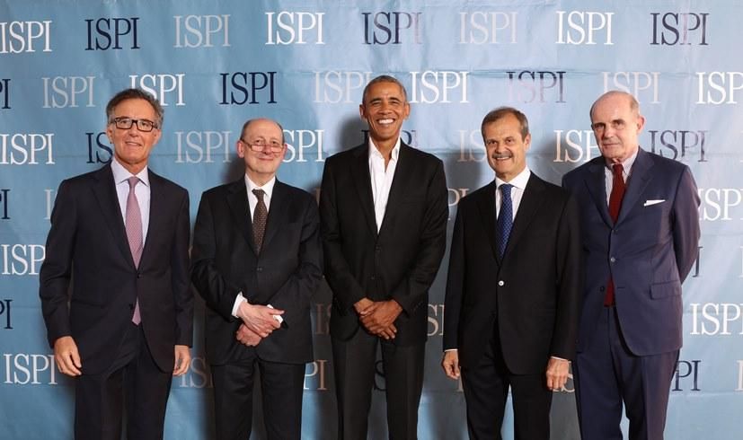 © ansa  | L'ex presidente degli Stati Uniti, Barack Obama, al suo arrivo all'aeroporto militare di Linate, a Milano