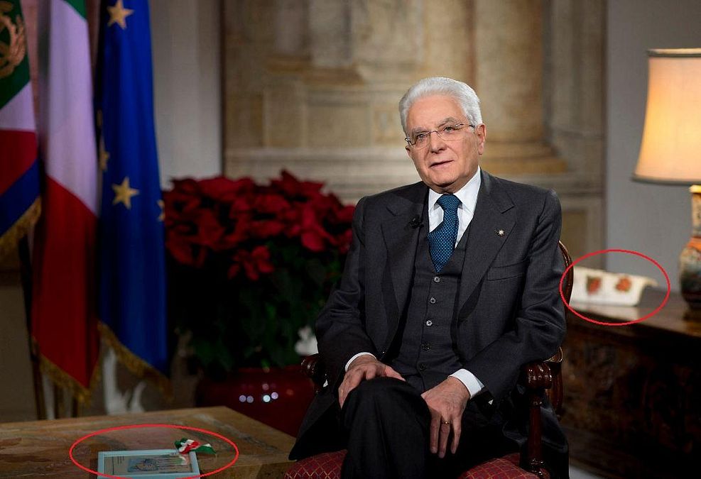 © tgcom24  | Sullo sfondo della location utilizzata da Sergio Mattarella per il discorso di fine anno, c'era una tegola di Norcia dipinta dai ragazzi dell'istituto De Gasperi-Battaglia. Non manca, inoltre, un quadretto fatto dai bambini di una scuola d'infanzia di Acquasanta Terme con un pensiero che il presidente cita chiudendo il suo messaggio. Vi è scritto: "La solidarietà diventa realtà quando si uniscono le forze per la realizzazione di un sogno comune".
