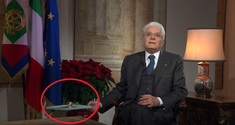 © tgcom24  | Sullo sfondo della location utilizzata da Sergio Mattarella per il discorso di fine anno, c'era una tegola di Norcia dipinta dai ragazzi dell'istituto De Gasperi-Battaglia. Non manca, inoltre, un quadretto fatto dai bambini di una scuola d'infanzia di Acquasanta Terme con un pensiero che il presidente cita chiudendo il suo messaggio. Vi è scritto: "La solidarietà diventa realtà quando si uniscono le forze per la realizzazione di un sogno comune".