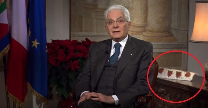 © tgcom24  | Sullo sfondo della location utilizzata da Sergio Mattarella per il discorso di fine anno, c'era una tegola di Norcia dipinta dai ragazzi dell'istituto De Gasperi-Battaglia. Non manca, inoltre, un quadretto fatto dai bambini di una scuola d'infanzia di Acquasanta Terme con un pensiero che il presidente cita chiudendo il suo messaggio. Vi è scritto: "La solidarietà diventa realtà quando si uniscono le forze per la realizzazione di un sogno comune".