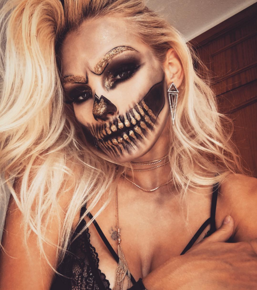 © instagram  | Un travestimento d'effetto? Dividi la zona del volto in due aree, in modo da truccare una parte con un make up all'insegna dell'eccesso e una parte in modo più comune (Foto di kimberlyx3you)