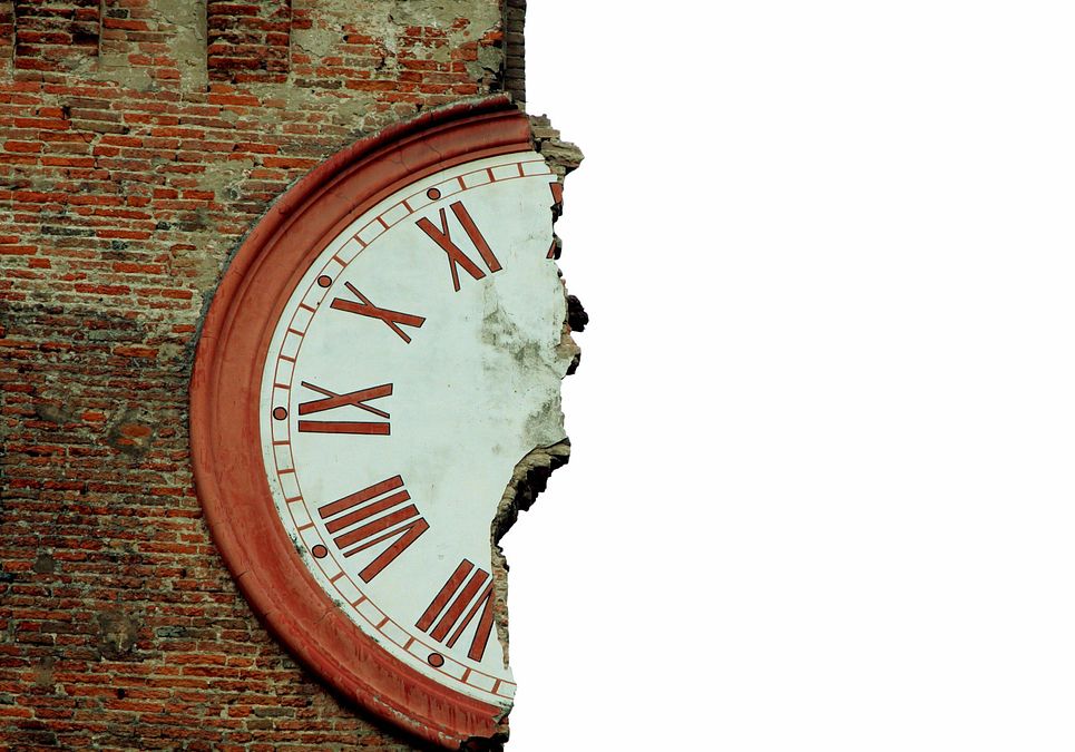 © ansa  | L’orologio sul campanile della Torre Civica di Amatrice, simbolo del terremoto che ha colpito il Centro Italia il 24 agosto 2016. Sono da poco passate le 3,30 del mattino