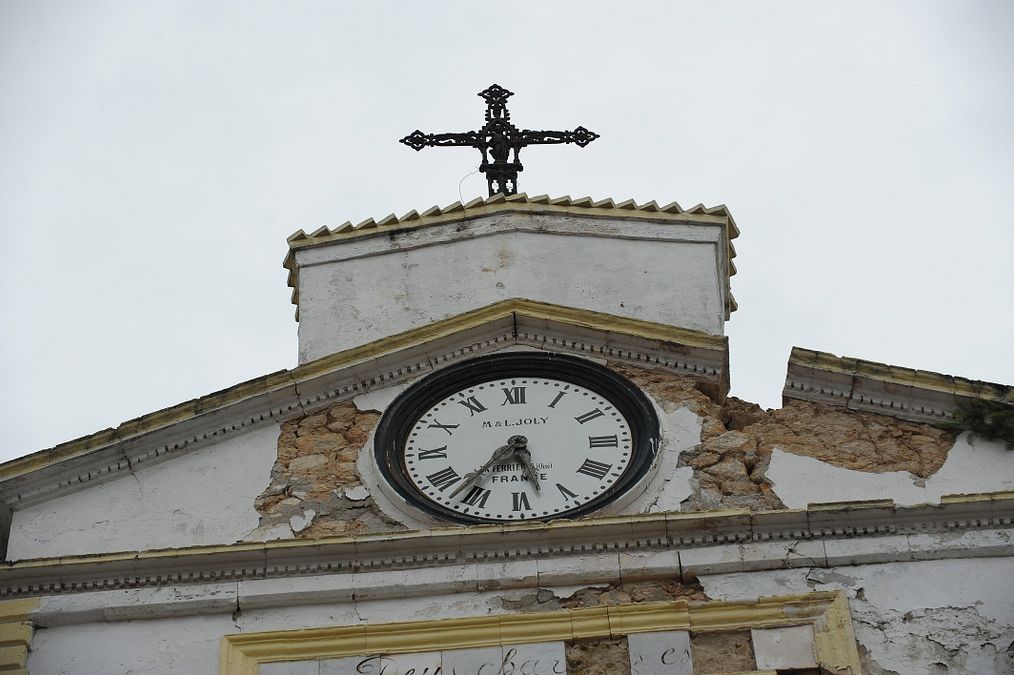 © ansa  | L’orologio sul campanile della Torre Civica di Amatrice, simbolo del terremoto che ha colpito il Centro Italia il 24 agosto 2016. Sono da poco passate le 3,30 del mattino