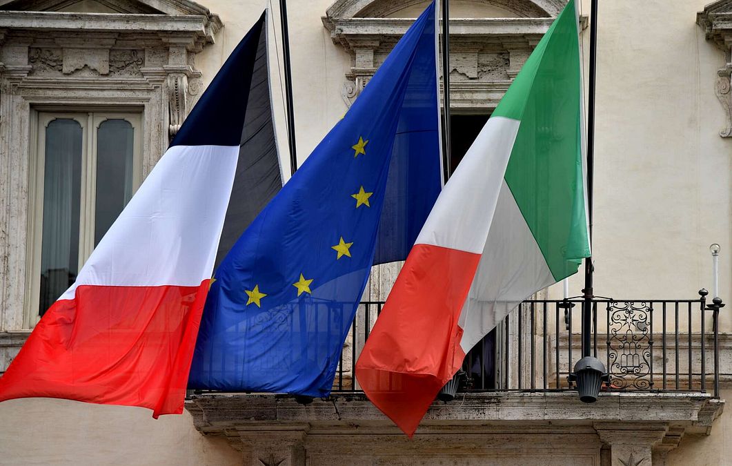 © -afp  | Le bandiere di Francia, Italia ed Europa a mezz'asta a Palazzo Chigi dopo gli attacchi a Nizza.