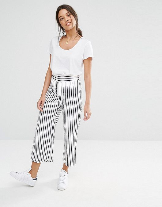 © dal-web  | Pantaloni leggeri con motivo a righe da abbinare a una t-shirt semplice bianca