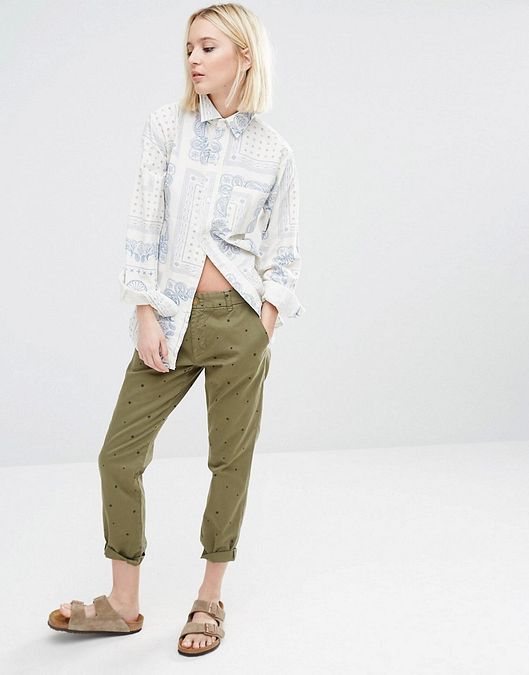 © dal-web  | Pantaloni leggeri con motivo a righe da abbinare a una t-shirt semplice bianca
