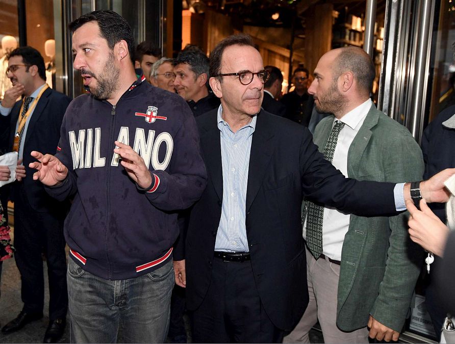 © ansa  | Il candidato sindaco di Milano, Stefano Parisi, (centrodestra) con il segretario federale della Lega Nord, Matteo Salvini