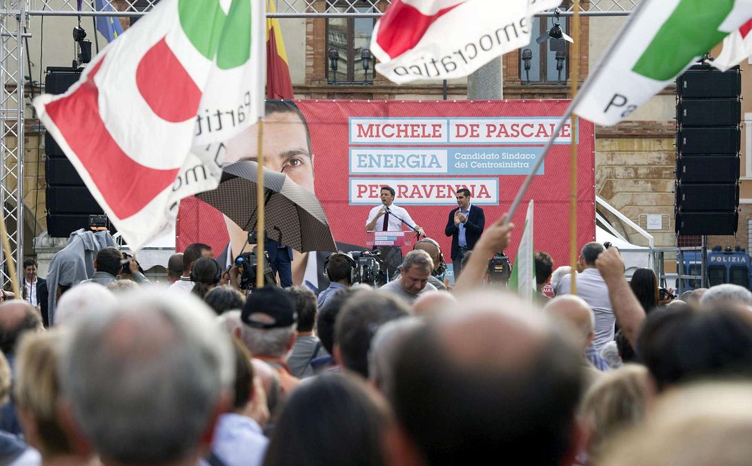 © ansa  | Il candidato sindaco di Milano, Stefano Parisi, (centrodestra) con il segretario federale della Lega Nord, Matteo Salvini