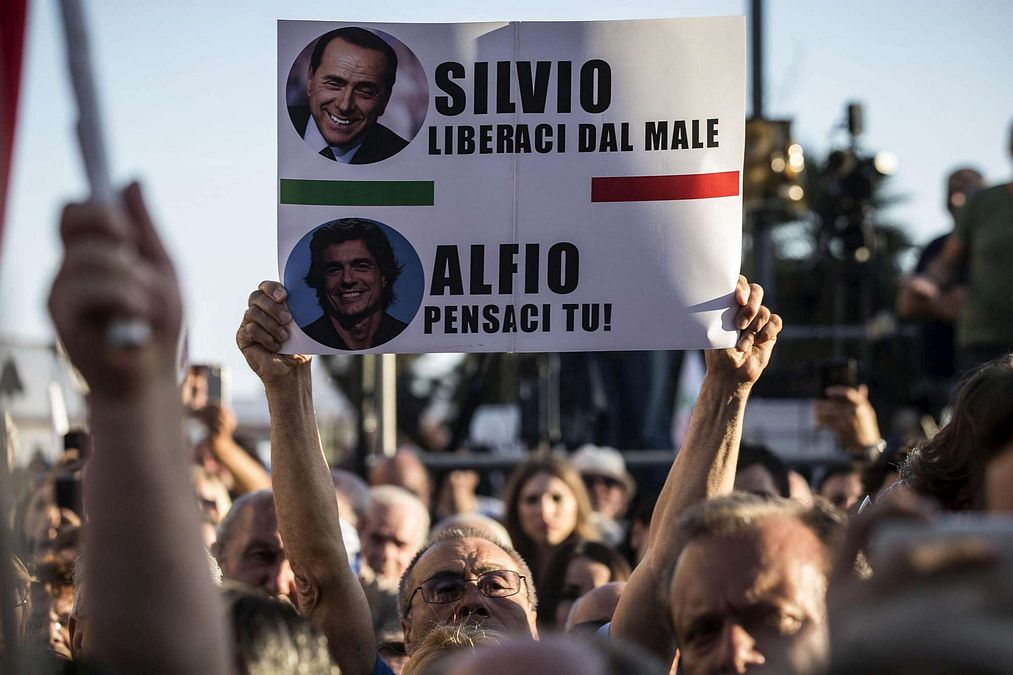 © ansa  | Il candidato sindaco di Milano, Stefano Parisi, (centrodestra) con il segretario federale della Lega Nord, Matteo Salvini