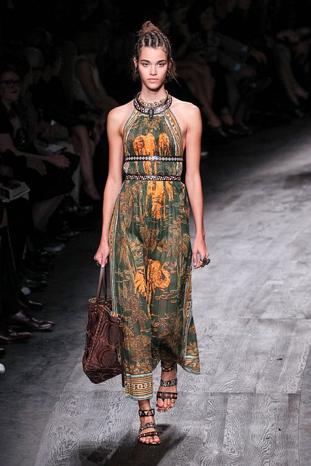 © web  | Abito lungo con motivi etnici, Valentino