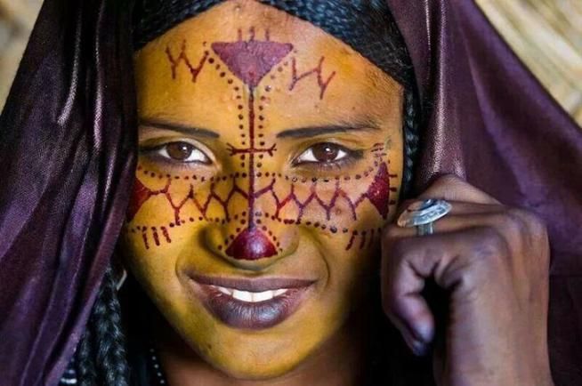 © ufficio-stampa  | La partenza della corsa dei dromedari al festival dei nomadi in Marocco