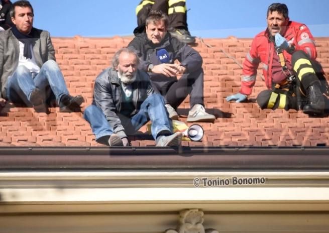 © polizia  | 
      
   
   