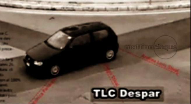 © mattino-5  | Si scorge una sagoma sul sedile posteriore