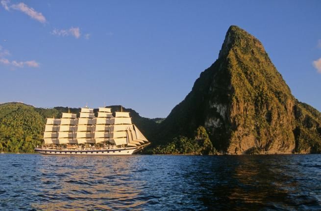 © ufficio-stampa  | 
      La Royal Clipper davanti all'isola di Santa lucia
   
