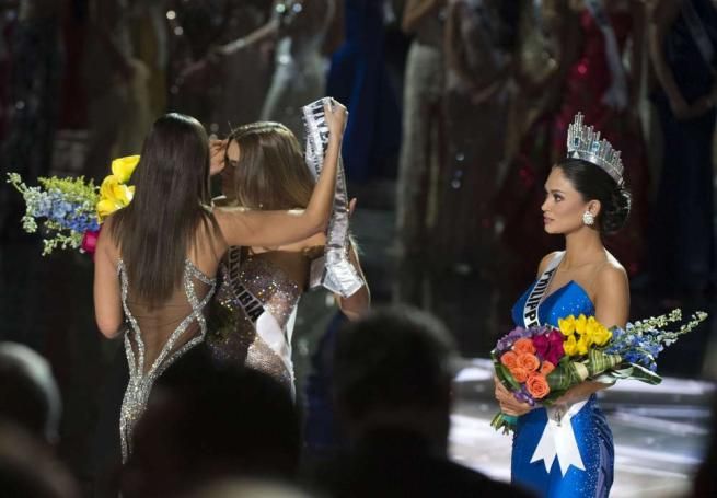 © -afp  | La colombiana Ariadna Gutierrez Arevalo cede la fascia di Miss Universo alla filippina Pia Alonzo Wurtzbach