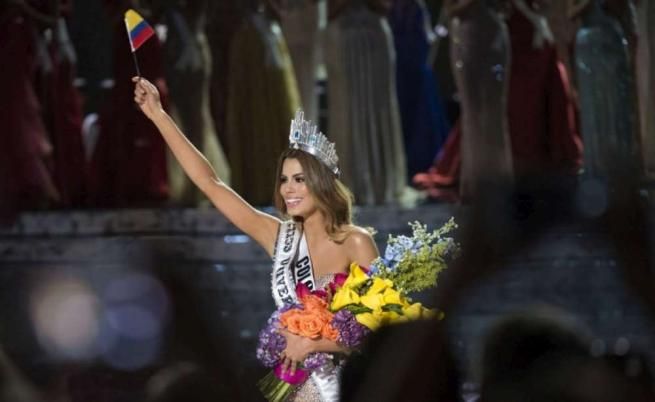 © -afp  | La colombiana Ariadna Gutierrez Arevalo cede la fascia di Miss Universo alla filippina Pia Alonzo Wurtzbach