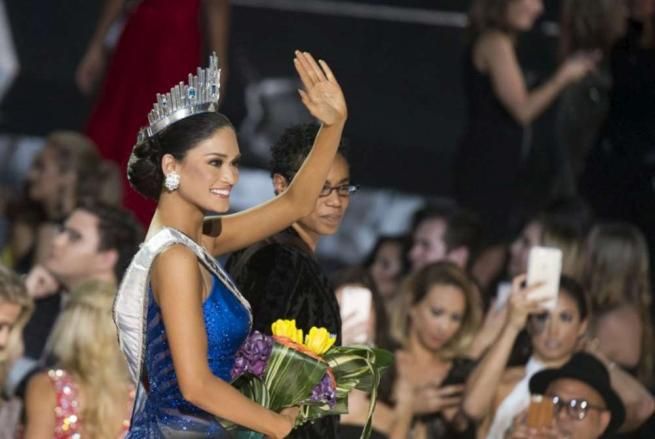 © -afp  | La colombiana Ariadna Gutierrez Arevalo cede la fascia di Miss Universo alla filippina Pia Alonzo Wurtzbach