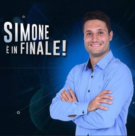 © sito-ufficiale  | Simone Nicastri è stato il primo finalista. Studente di matematica di Verbania, 25 anni, Simone è stato il "calcolatore" con il cuore. Un po' nerd, amante dei supereroi e degli scherzi, ha gareggiato in coppia con Rebecca. Perspicacia e strategie gli hanno consentito di svelare i segreti degli inquilini
