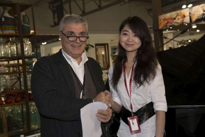 © ufficio-stampa  | Antonio Intiglietta, presidente di Ge.Fi, con Laura Ni, Fashion & Home manager di JD.com