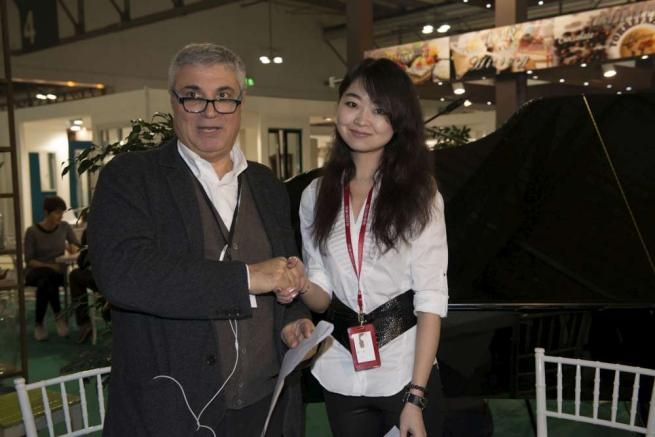 © ufficio-stampa  | Antonio Intiglietta, presidente di Ge.Fi, con Laura Ni, Fashion & Home manager di JD.com