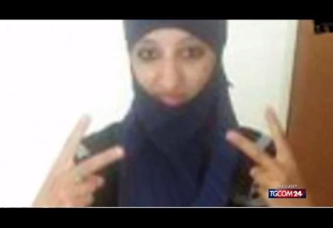 © tgcom  | Un'immagine autentica di Hasna Aitboulahcen: non è lei, invece, la ragazza nella vasca da bagno.