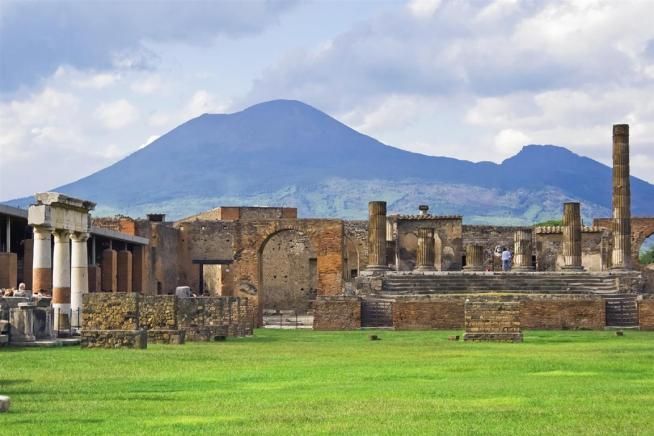 © istockphoto  | 
      VESUVIO - Italia
   
