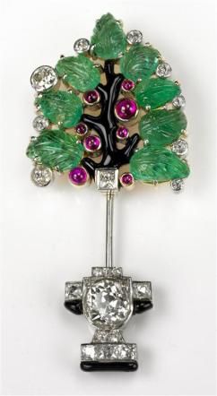 © ufficio-stampa  | 
      Art Deco Jabot pin in stile “Tutti Frutti”, albero della vita con smeraldi intagliati, rubini , smalto nero, diamanti taglio alla francese e diamanti taglio brillante. Collezione Kathryn Bonanno, New York.

   