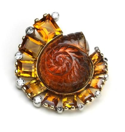 © ufficio-stampa  | 
      Art Deco Jabot pin in stile “Tutti Frutti”, albero della vita con smeraldi intagliati, rubini , smalto nero, diamanti taglio alla francese e diamanti taglio brillante. Collezione Kathryn Bonanno, New York.

   