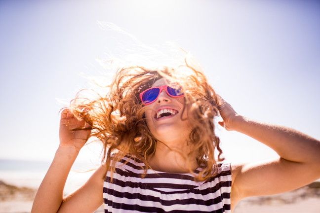 © Istockphoto  | Il cappello è un validissimo alleato. Sì anche a foulard, fazzoletti e bandane: oltre a essere trendy e a dare un tocco chic, riparano e proteggono quando il sole batte forte, anche in città