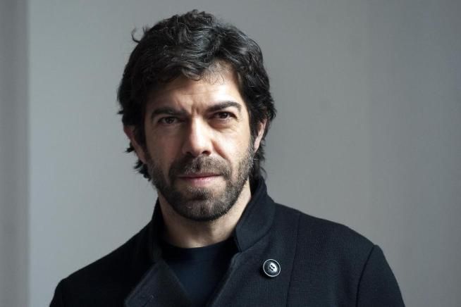 © dal-web  | 
      Pierfrancesco Favino, in versione con barba e baffi.<br />
   