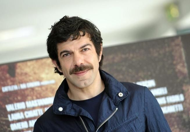 © dal-web  | 
      Pierfrancesco Favino, in versione con barba e baffi.<br />
   