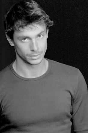 © dal-web  | 
      Pierfrancesco Favino, in versione con barba e baffi.<br />
   