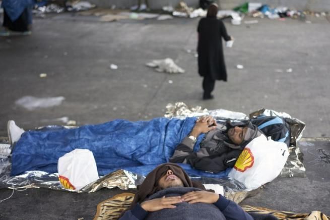 © -afp  | Profughi in attesa di varcare il confine austriaco