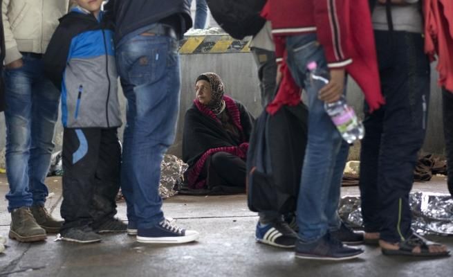 © -afp  | Profughi in attesa di varcare il confine austriaco