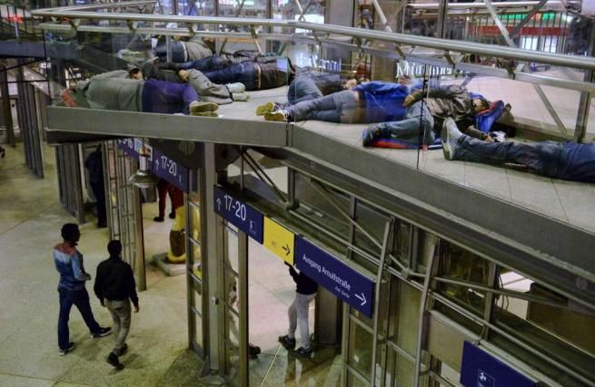 © -afp  | Profughi in attesa di varcare il confine austriaco