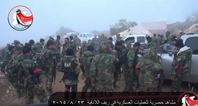 © ansa  | Truppe e un mezzo corazzato russo combattono contro i ribelli siriani al fianco delle truppe lealiste nella zona di Latakia, al confine con la Turchia, 3 settembre 2015.